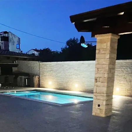 Tomic M 6 For 4 Persons With Pool In Maj Apartment Porec