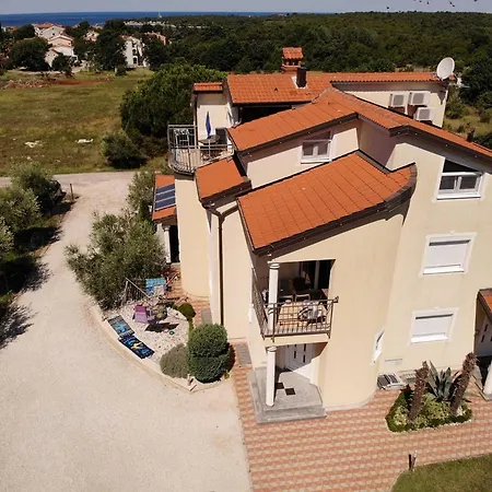 Apartment Tomic M 6 For 4 Persons With Pool In Maj