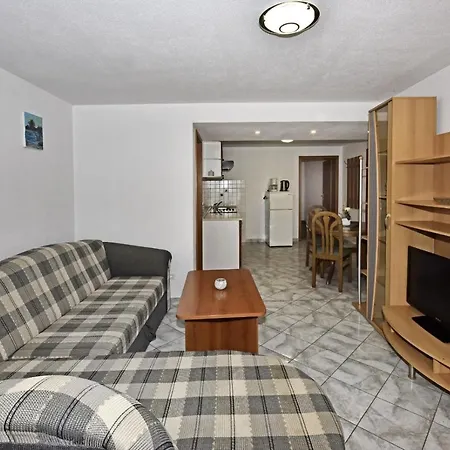 Apartment Tomic M 6 For 4 Persons With Pool In Maj