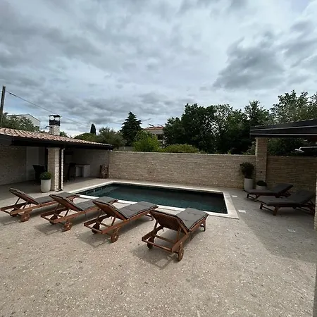 Tomic M 6 For 4 Persons With Pool In Maj Apartment
