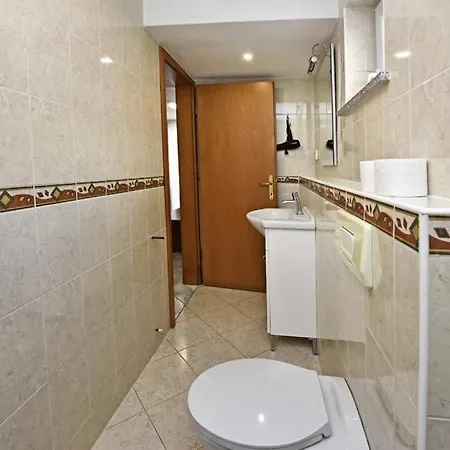 Apartment Tomic M 6 For 4 Persons With Pool In Maj