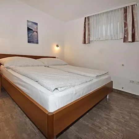 Tomic M 6 For 4 Persons With Pool In Maj