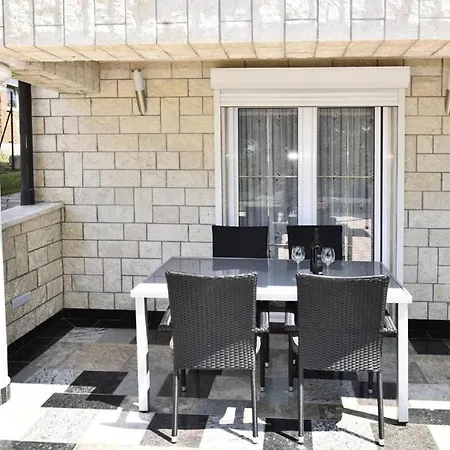 Tomic M 6 For 4 Persons With Pool In Maj Porec