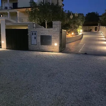 Tomic M 6 For 4 Persons With Pool In Maj * Porec