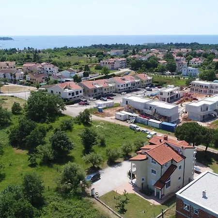 Tomic M 6 For 4 Persons With Pool In Maj Porec