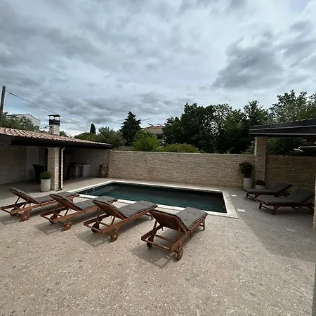 Tomic M 6 For 4 Persons With Pool In Maj Lejlighed
